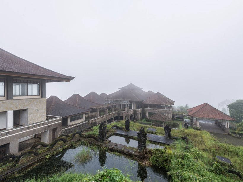 18 mysterious and exhilarating photos of an abandoned hotel in Bali