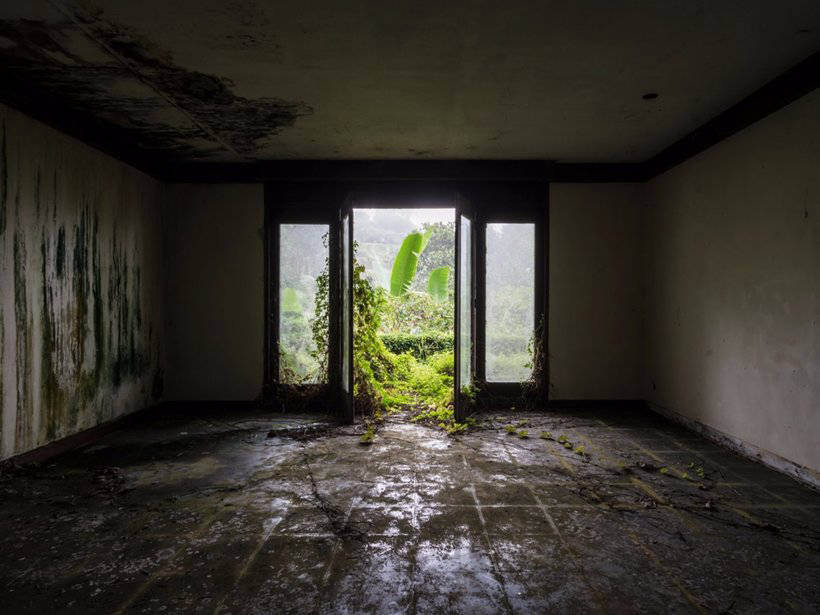 18 mysterious and thrilling photos of an abandoned hotel in Bali 