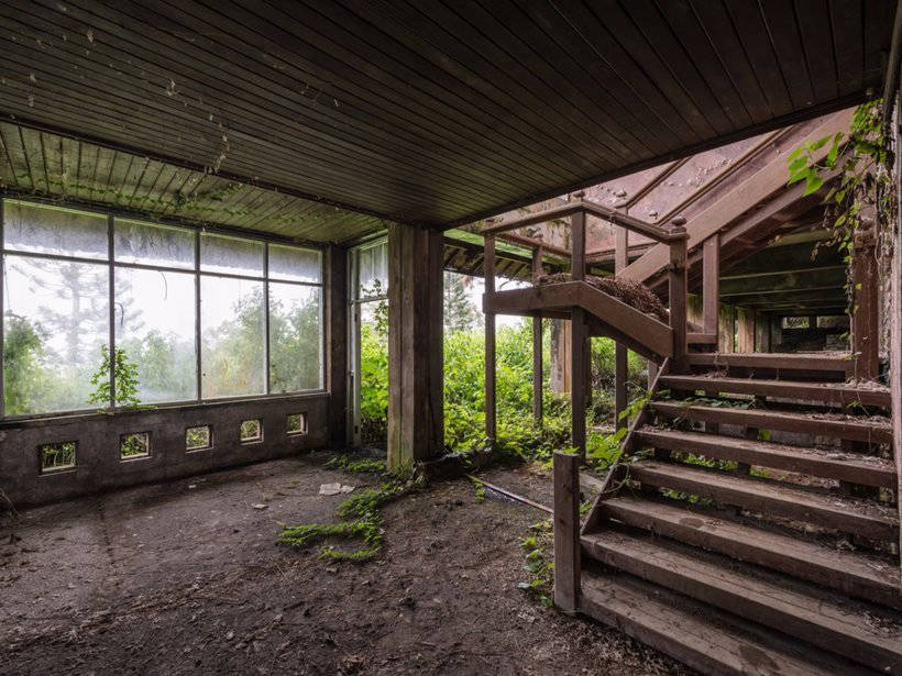 18 mysterious and exhilarating photos of an abandoned hotel in Bali