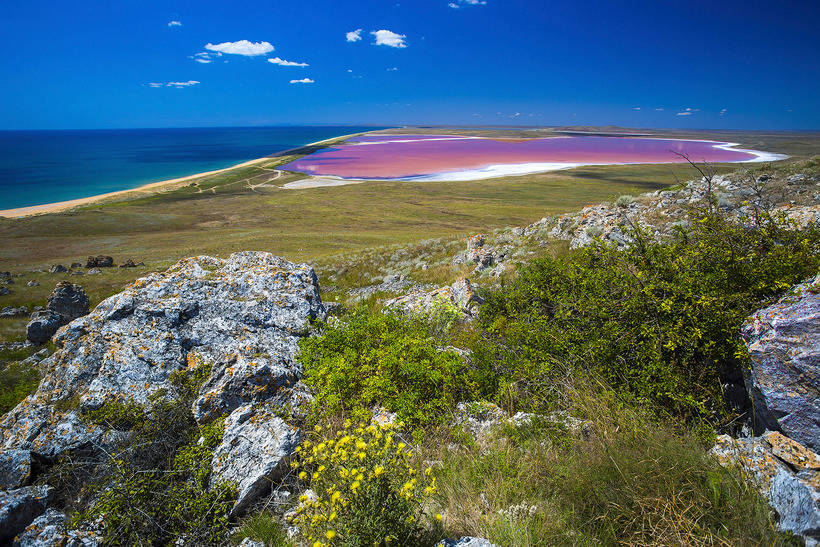 Найдивовижніші озера в світі: озера, де не потрібні рожеві окуляри
