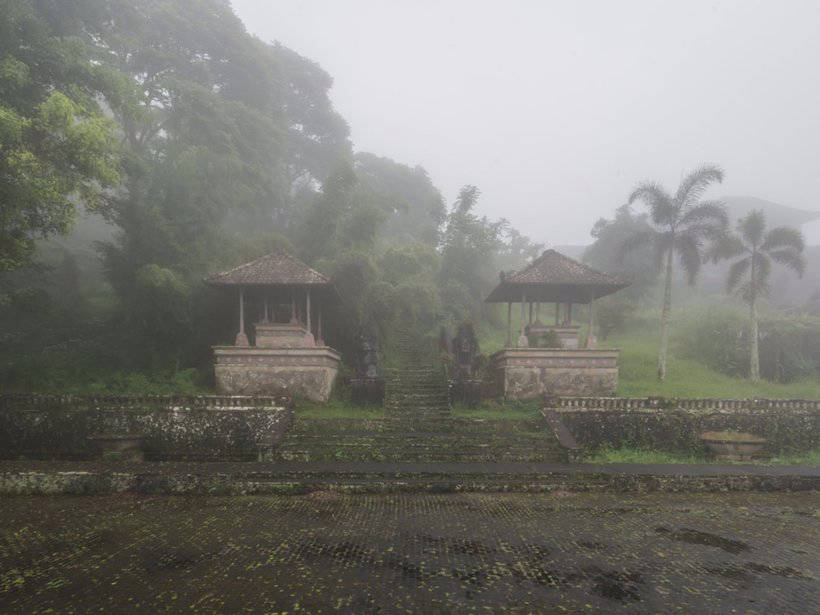 18 таинственных и волнующих фото заброшенного отеля на Бали 