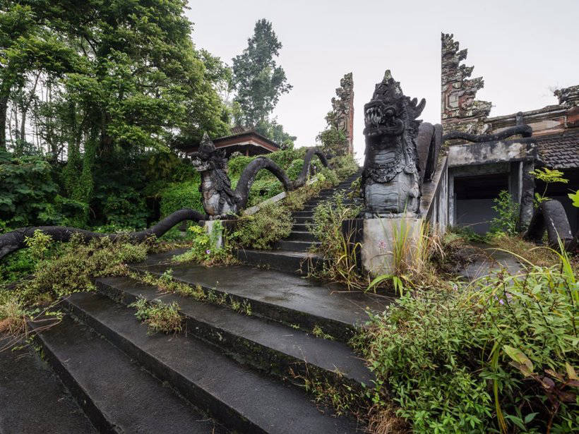 18 mysterious and exciting photos of an abandoned hotel in Bali