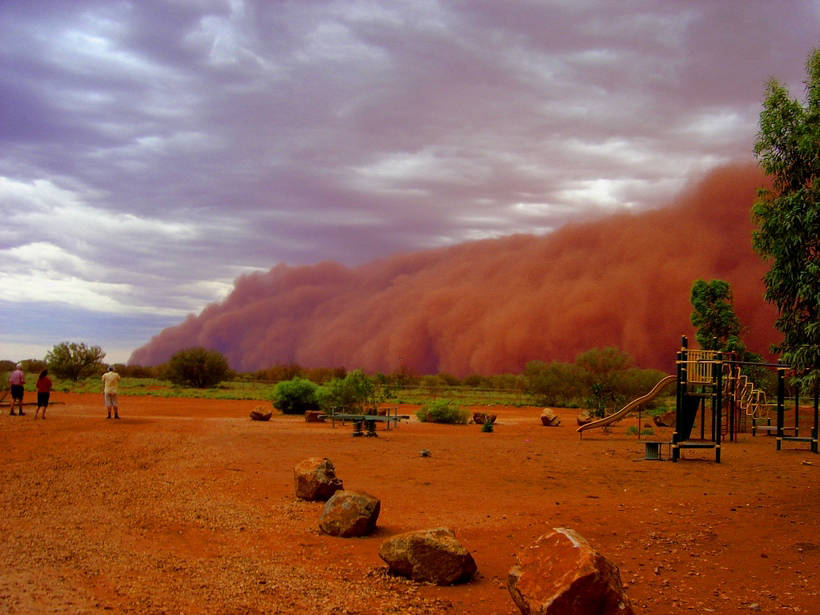 11 фото самых невероятных песчаных бурь, похожих на приближение конца света