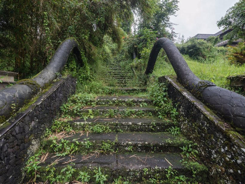 18 ta and exciting photo of an abandoned hotel in Bali. 