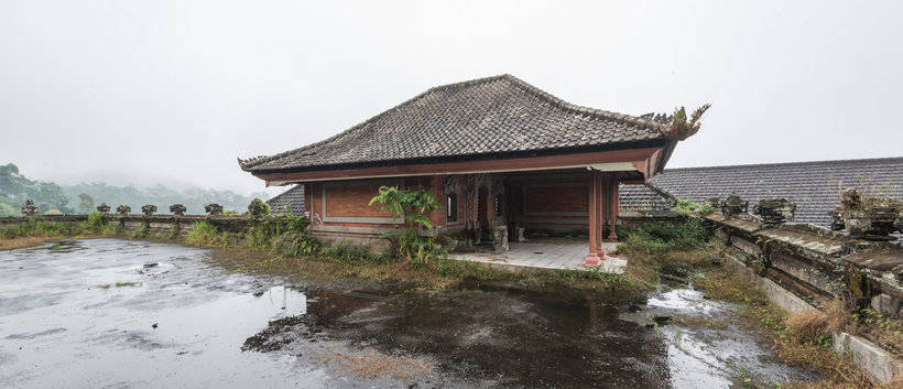 18 таинственных и волнующих фото заброшенного отеля на Бали 