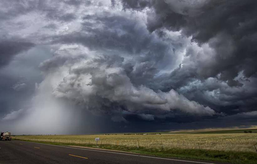У люті: 21 найбільш вражаюче фото штормів, торнадо і блискавок