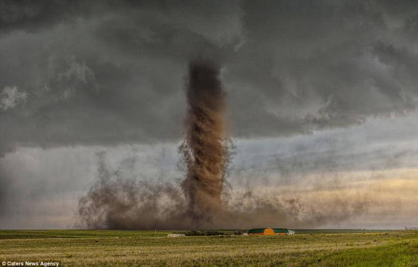 У люті : 21 найбільш вражаюче фото штормів, торнадо і блискавок 