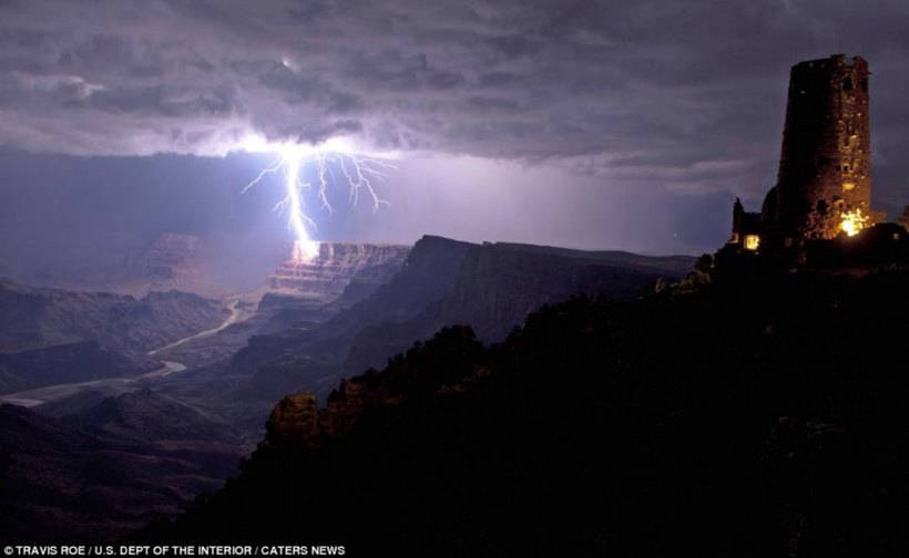 В ярости: 21 самое впечатляющее фото штормов, торнадо и молний