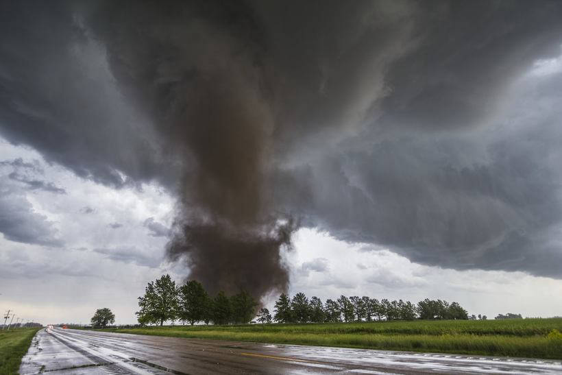 В ярости: 21 самое впечатляющее фото штормов, торнадо и молний