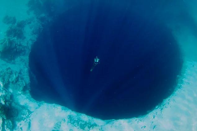 Блакитна діра Діна глибиною 202 м