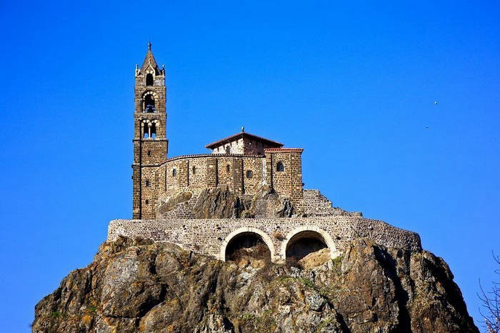Каплиця Святого Михайла була побудована в 10 столітті, дзвіницю добудували через два століття