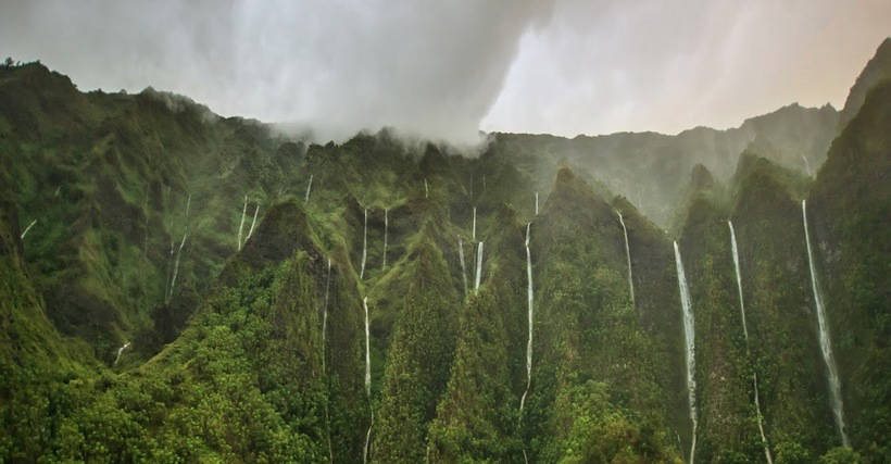 Водоспад Хонокохау - доісторичні пейзажі епохи динозаврів, існуючі понині