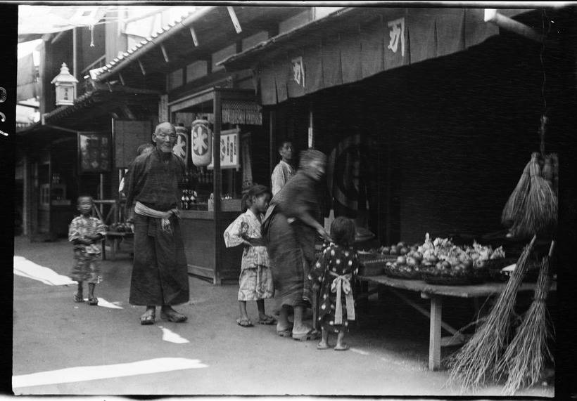 18 amazing 100-year-old photos about everyday life in Japan