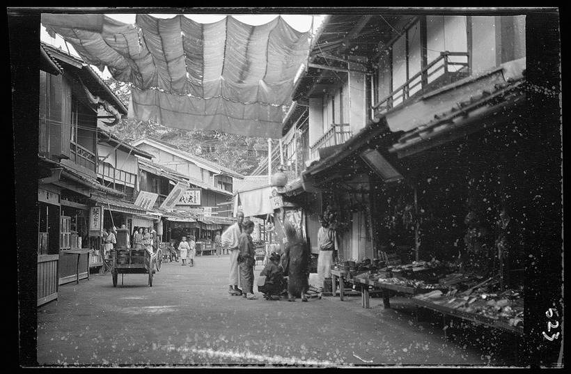 18 amazing 100-year-old photos about everyday life in Japan 