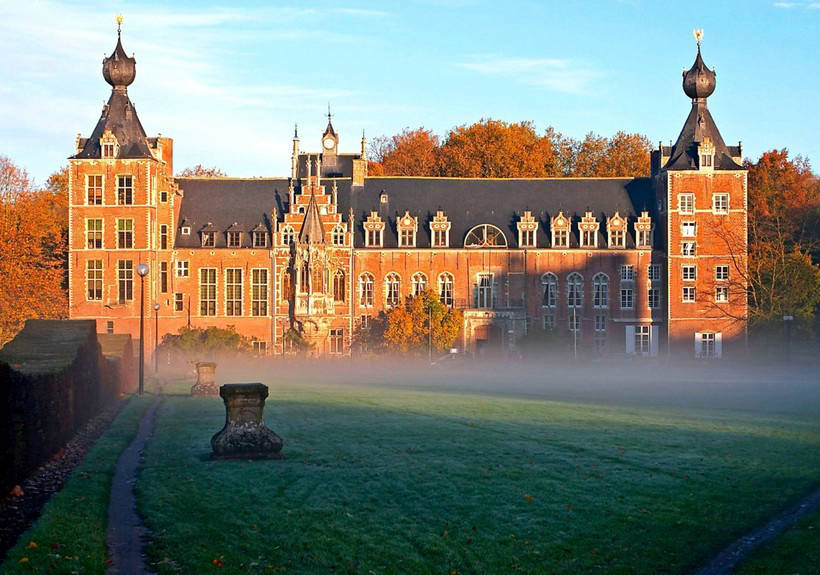 The 20 most magnificent and impressive universities world's facets 