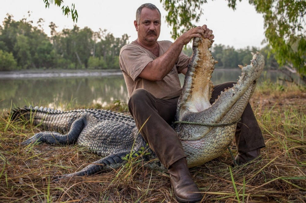 Australian hunters on giant crocodiles