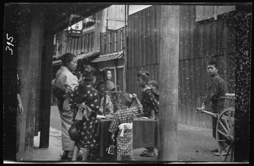 18 amazing 100-year-old photos about everyday life in Japan 