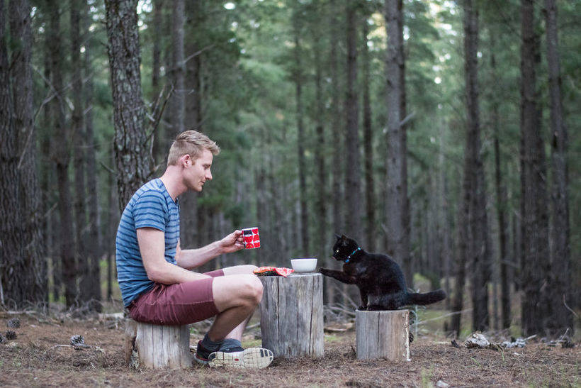 The guy quit his job, sold everything and went on a trip with his cat