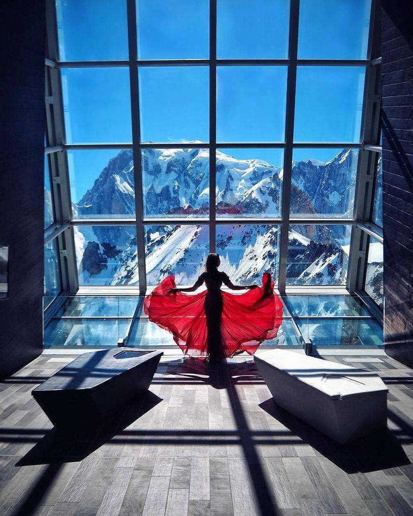 Girl travels the world in wonderful dresses and takes a photo in the most beautiful places 