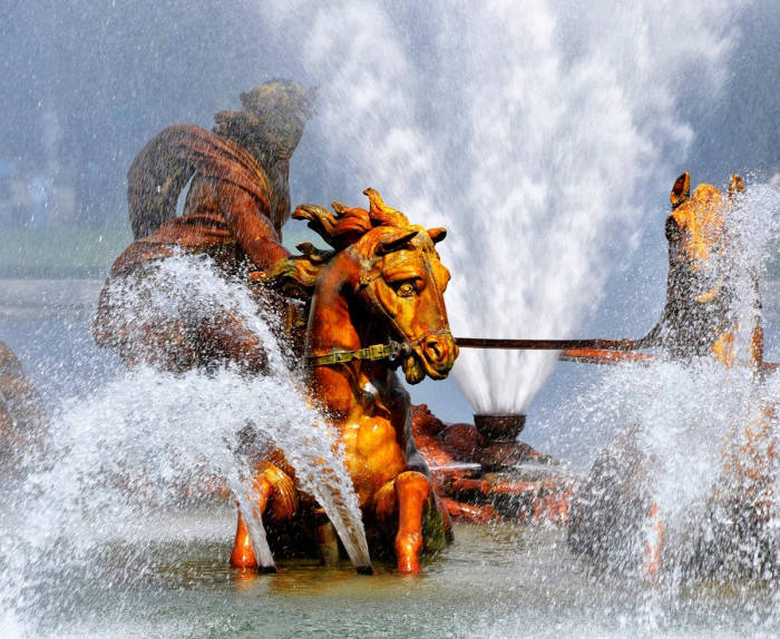 Бассейн Аполлона: греческий бог Солнца встает из моря, в упряжке из четырех лошадей. | Фото: fiveminutehistory.com.