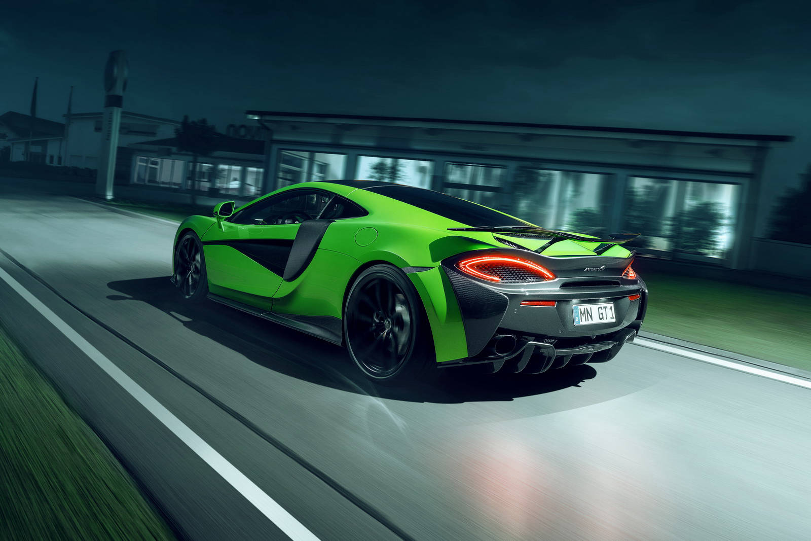 green mclaren 570gt