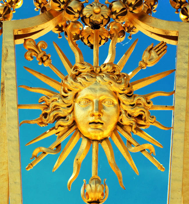 Символ Короля-Сонце на решітці огорожі Версаля. | Фото: fiveminutehistory.com.