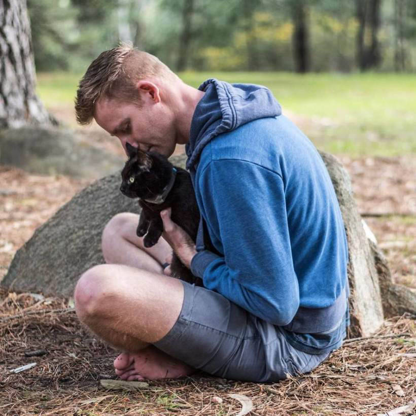 The guy quit his job, sold everything and went on a trip with his cat 