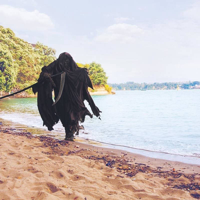 Смерть с косой напоминает: будьте осторожны в воде! (40 фото)