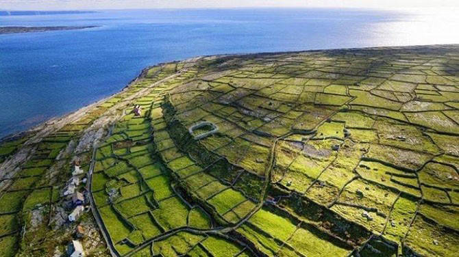 Stone Walls in Ireland (15 pics)