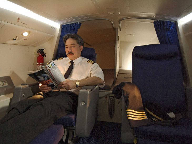 Где спят стюардессы во время дальних перелётов?
