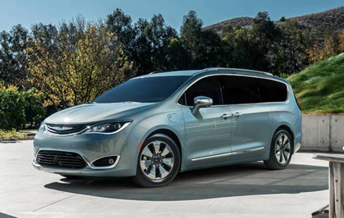Экономичный минивэн Chrysler Pacifica Hybrid. | Фото: autoweek.com.