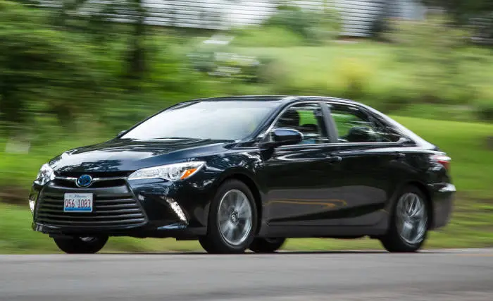 Японский бензино-электрический гибрид Toyota Camry Hybrid. | Фото: caranddriver.com.