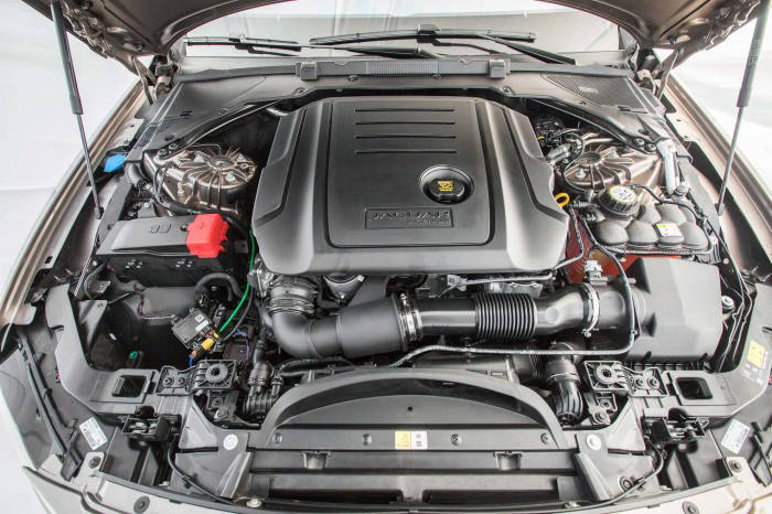 Рядный 4-цилиндровый двигатель под капотом седана Jaguar XF. | Фото: motortrend.com.