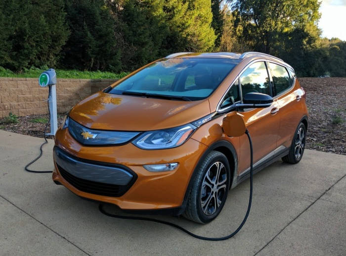 Американский электрокар Chevrolet Bolt. | Фото: slashgear.com.