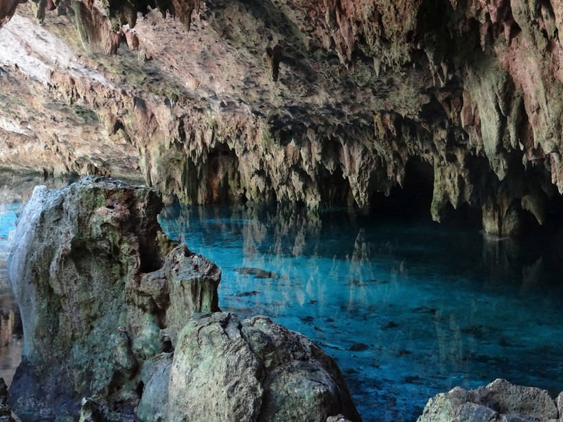 Сак-Актун: грандиозная пещера в Мексике, по которой течет подземная река
