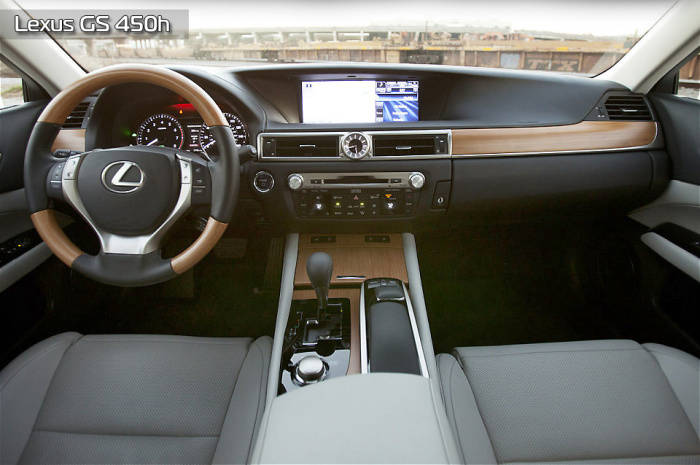 Приятно и добротно выглядит салон Lexus GS 450h.