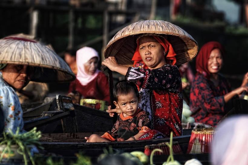 Очаровательные фото мам и их детей на индонезийских плавучих рынках