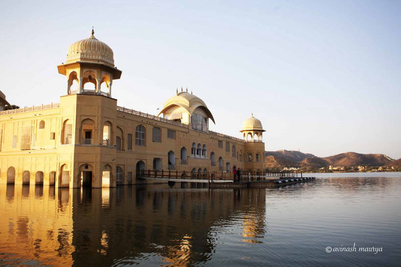 4 этажа под водой: зачем дворец Джал-Махал построили посреди озера