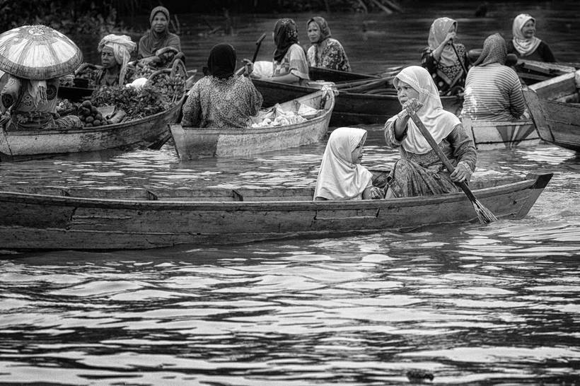 Очаровательные фото мам и их детей на индонезийских плавучих рынках