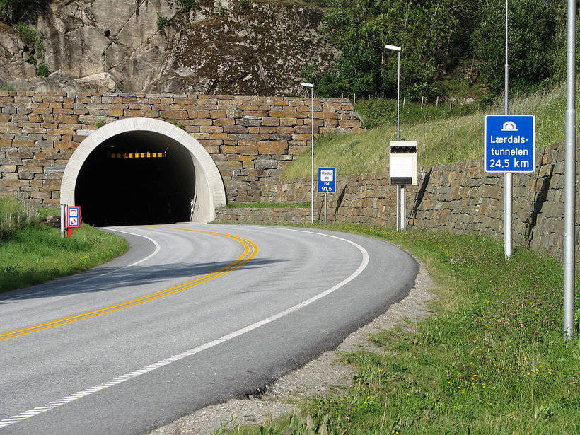 Лердальский тоннель: для чего в нем сделаны искусственные пещеры