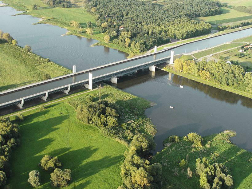 Water Bridge: the original engineering structure on which ships sail