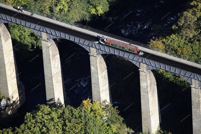 Water bridge: the original engineering structure on which to swim ships