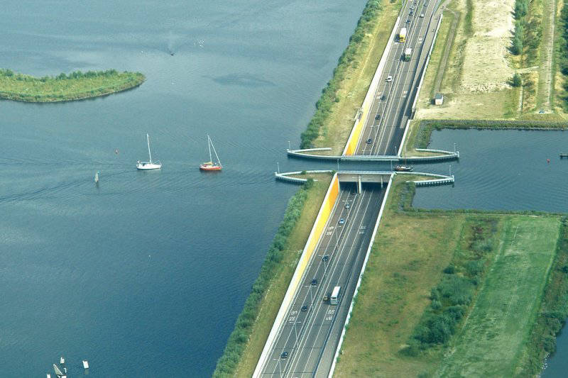 Water bridge: the original engineering structure on which the ships swim