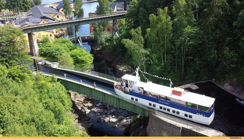 Water bridge: original engineering construction on which the ships sail