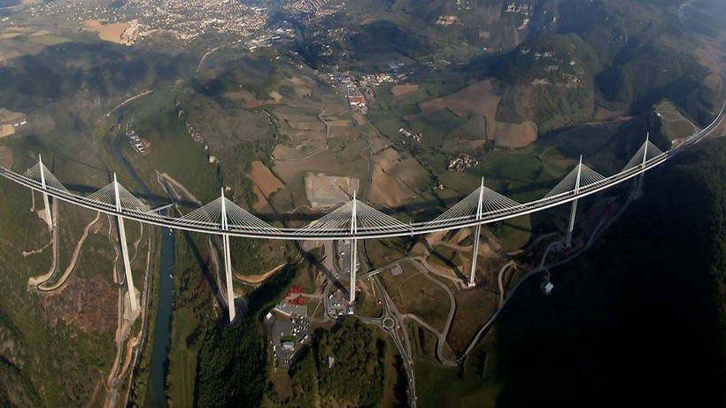The Viaduct Millau: the highest bridge in the world, 3 years