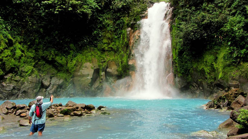 The Turquoise River Rio Celeste: Only recently scientists have been able to uncover the secret of its color