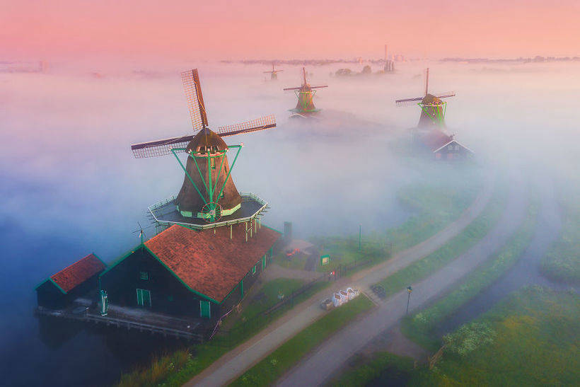Голландські вітряки в тумані - одне з найбільш чарівних видовищ в світі
