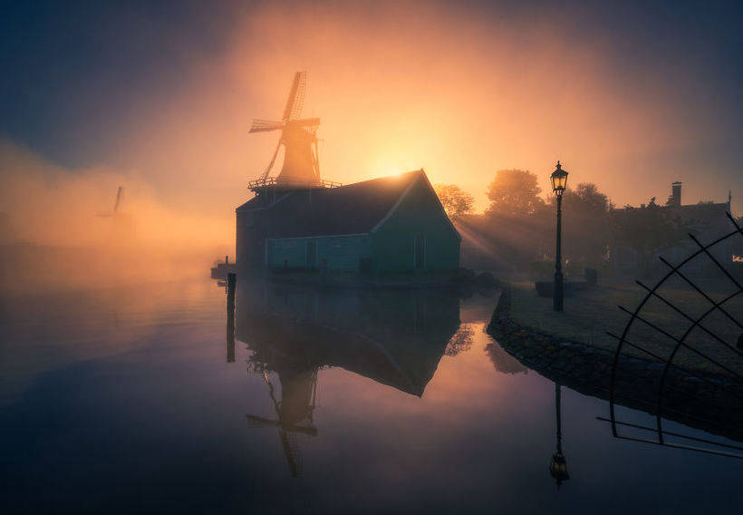 Голландские ветряные мельницы в тумане — одно из самых волшебных зрелищ в мире
