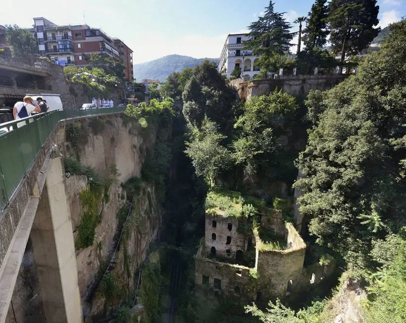 Valley of the Mills — заброшенные мельницы на дне ущелья в Италии