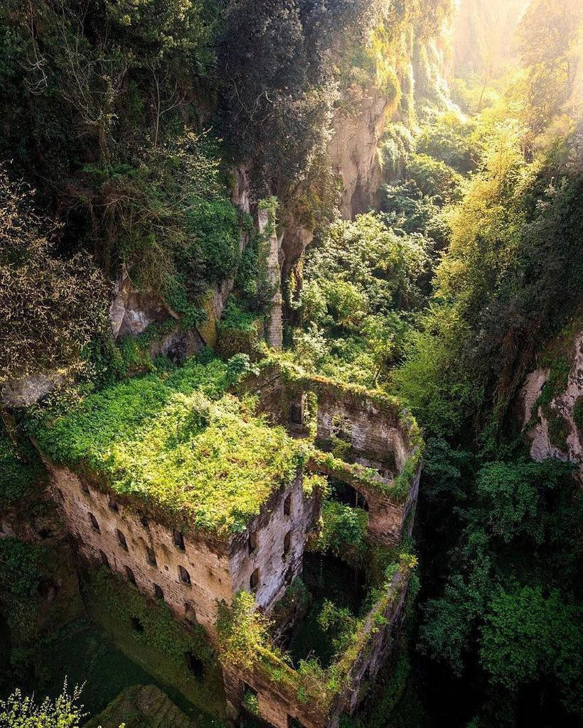 Valley of the Mills — заброшенные мельницы на дне ущелья в Италии